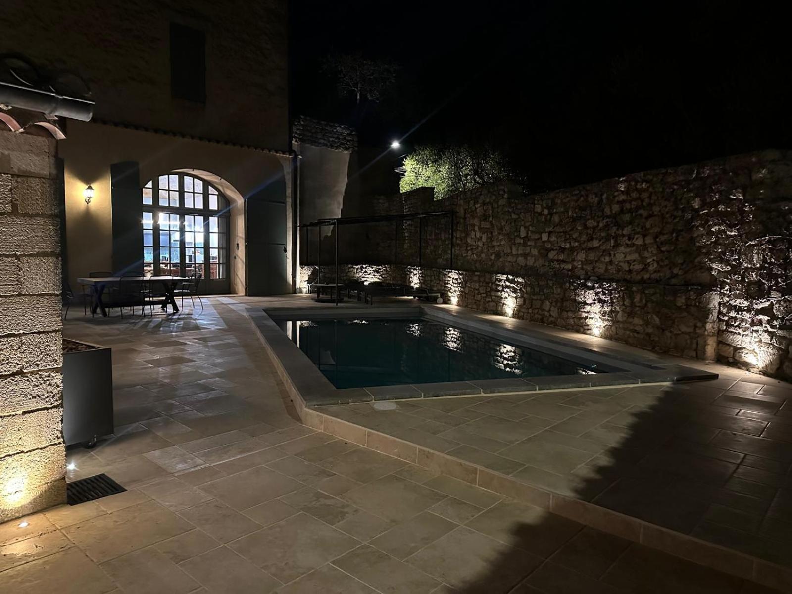 Avec Piscine Privée Dans Résidence Pour 6 Personnes Uzès